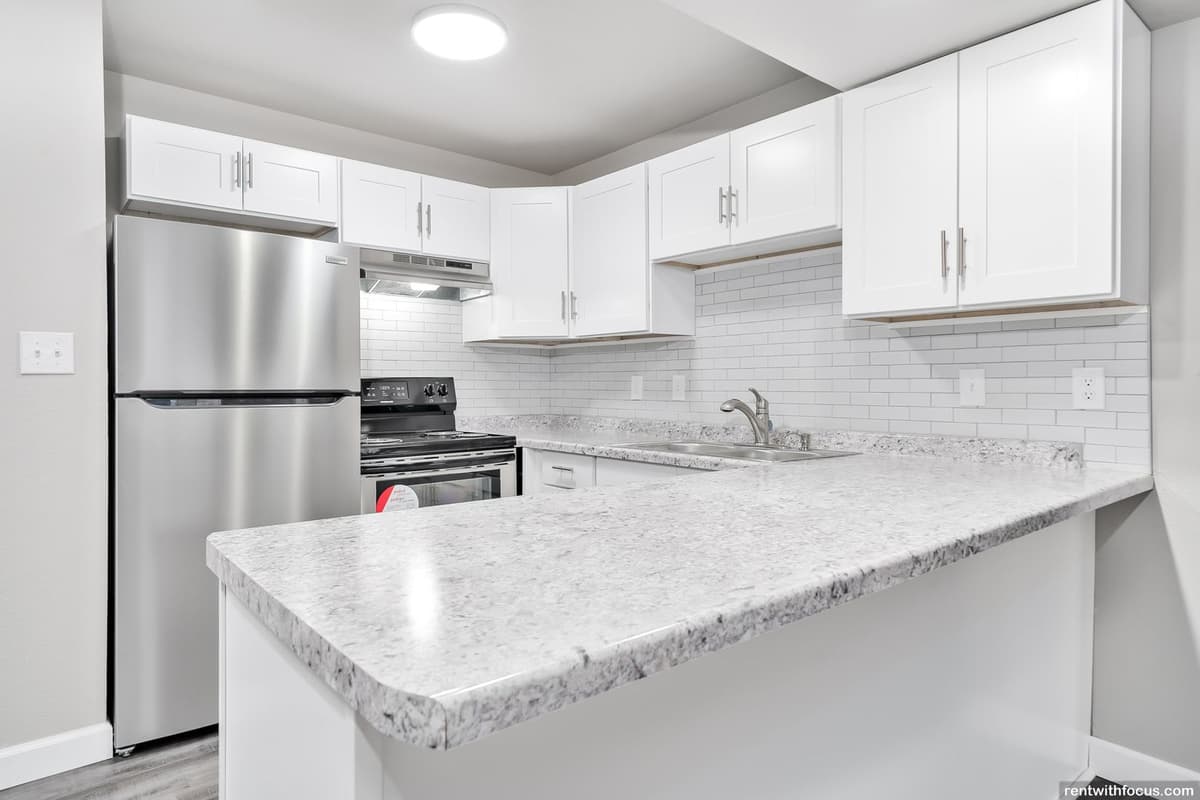 South Milwaukee apartments for rent - image - large (13).jpg