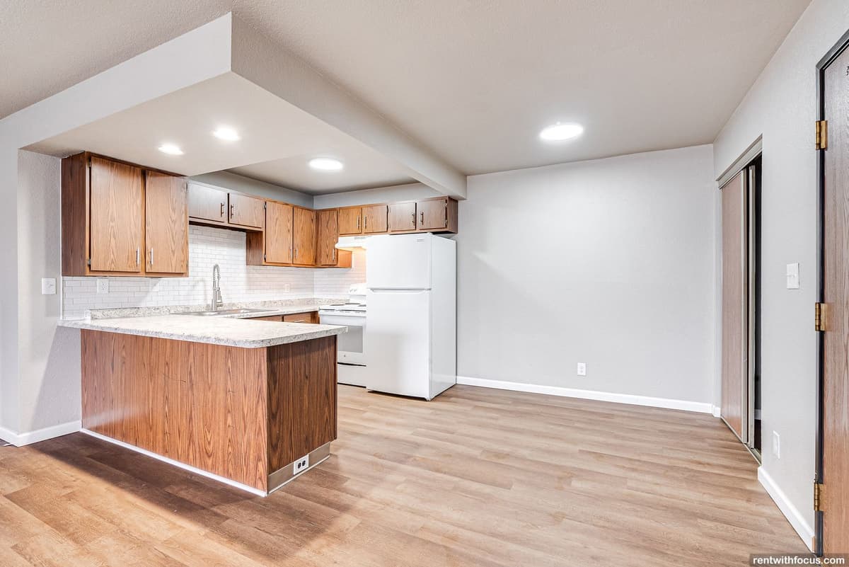 South Milwaukee apartments for rent - image - large (42).jpg