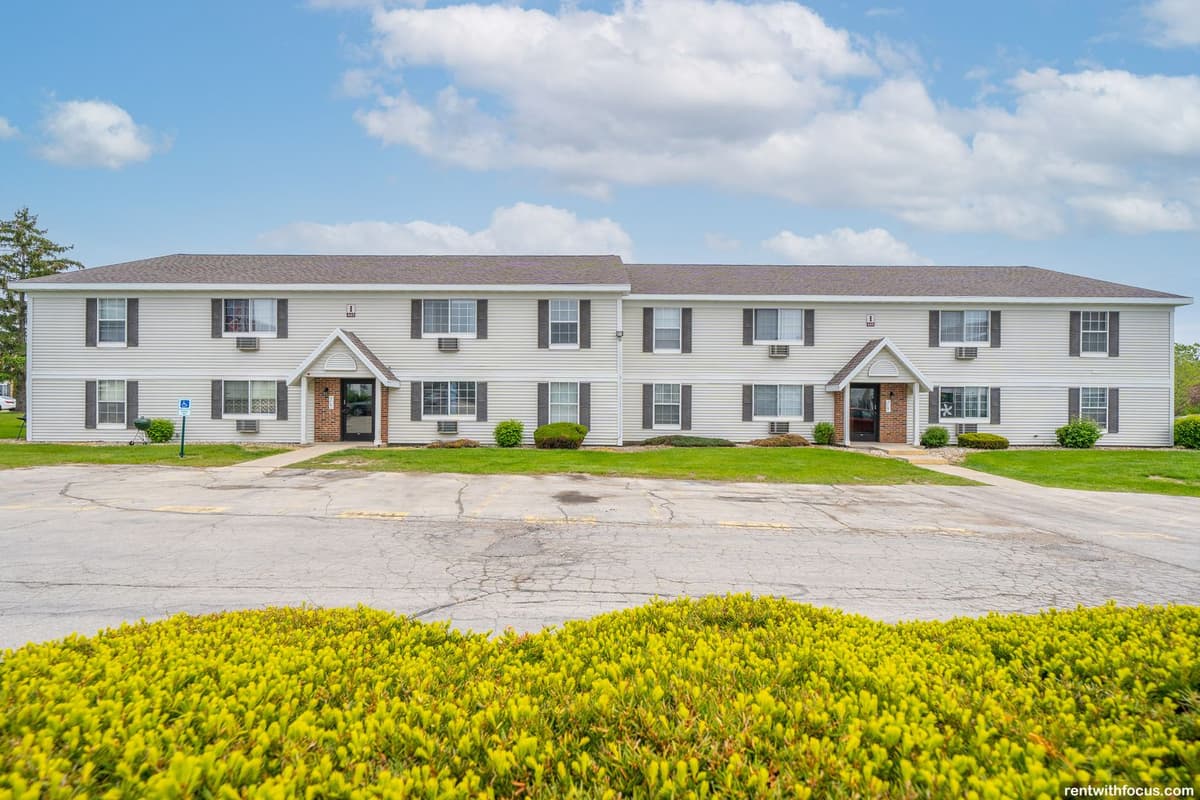 South Milwaukee apartments for rent - Property image - The Reserve on Southtowne Il - 2
