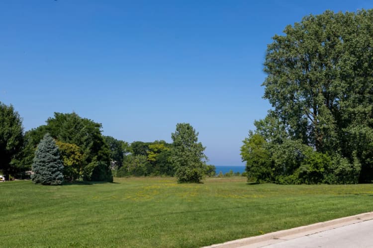 South Milwaukee apartments for rent - image - lake_bluff_exterior_036-1920w.webp
